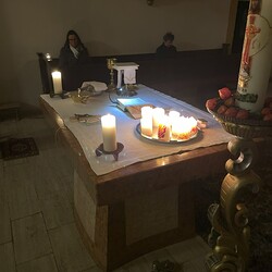 Altar im Kerzenlicht 